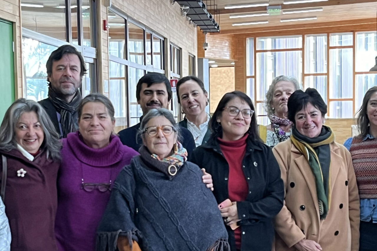 Exposición sobre Víctor Jara se inaugura con presencia de su hija Amanda