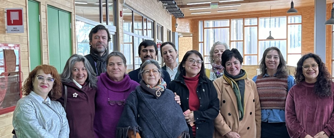 Exposición sobre Víctor Jara se inaugura con presencia de su hija Amanda