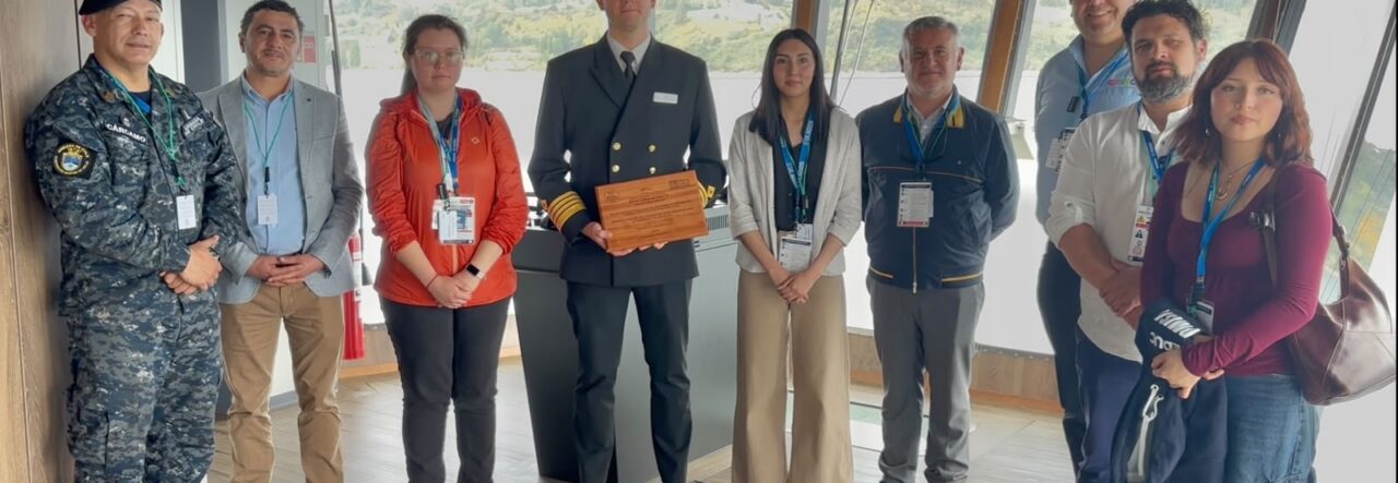 Estudiante de Ingeniería Civil Industrial conoce en terreno la operación de un crucero en el puerto de Castro