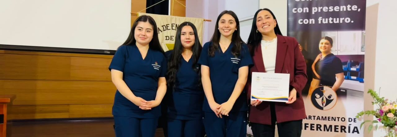 Estudiantes de Enfermería presentan investigación en Santiago y obtienen primer lugar