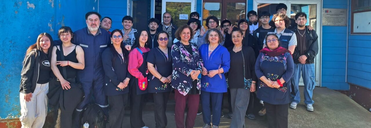 Estudiantes de Técnico en Informática mejoran conectividad de establecimiento educacional en Carelmapu