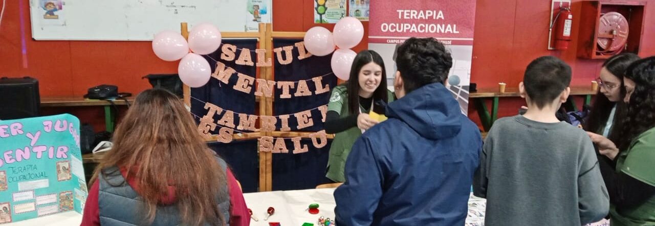 Terapia Ocupacional promueve la salud mental y el bienestar comunitario en feria escolar